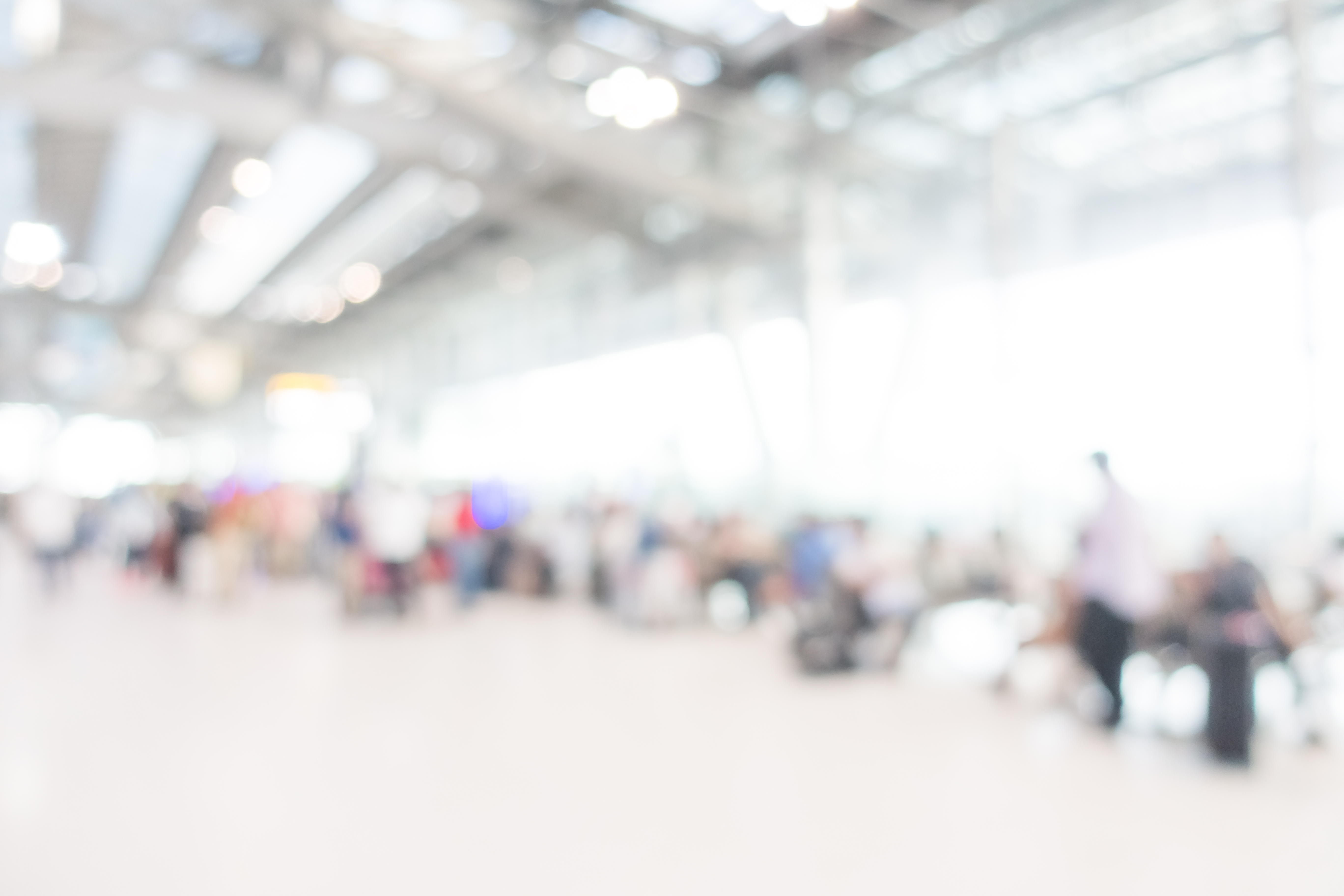 Atmosphäre einer Messe - Besucher in einer Messehalle