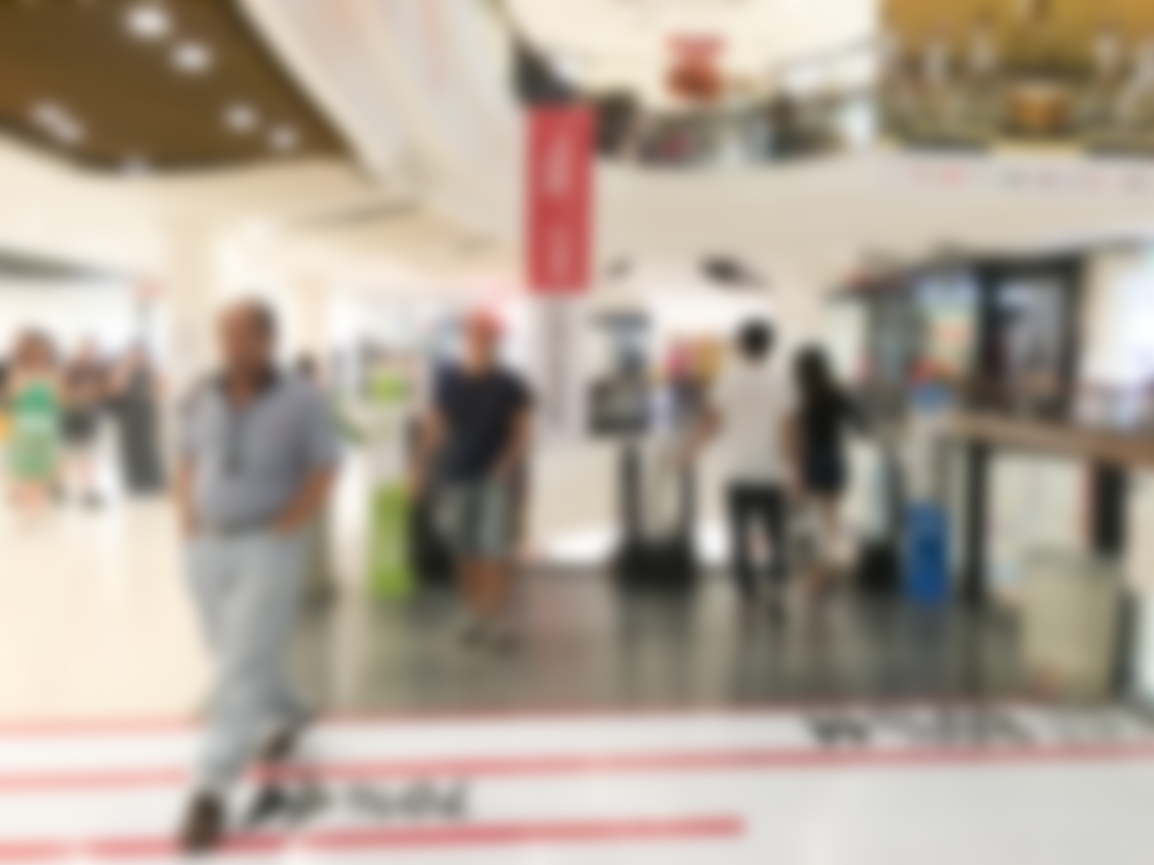 Besucher auf dem Weg zur Messe - moderne Messehalle